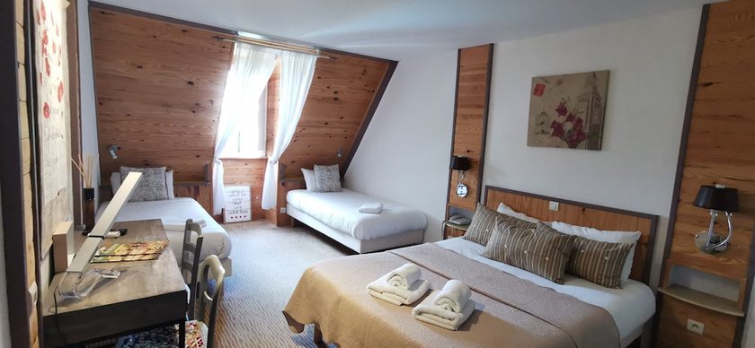 Imagen de la habitación del Hotel H&ocirc;tel Bien-Etre Aux Cypr&egrave;s de Marquay. Foto 6