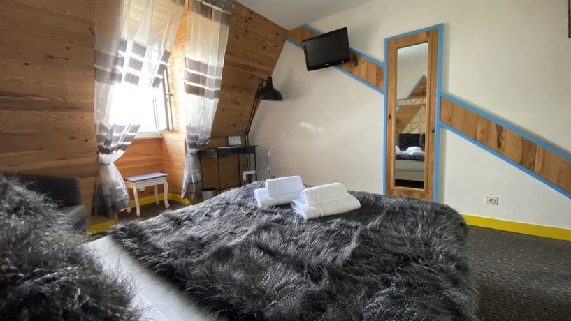 Imagen de la habitación del Hotel H&ocirc;tel Bien-Etre Aux Cypr&egrave;s de Marquay. Foto 7