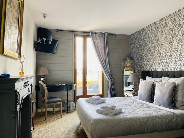 Imagen de la habitación del Hotel H&ocirc;tel Bien-Etre Aux Cypr&egrave;s de Marquay. Foto 8