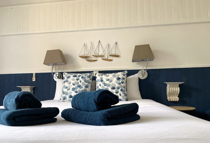 Imagen de la habitación del Hotel H&ocirc;tel Bien-Etre Aux Cypr&egrave;s de Marquay. Foto 11