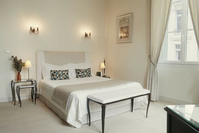Imagen general del Hotel H&ocirc;tel Bristol Pau. Foto 10
