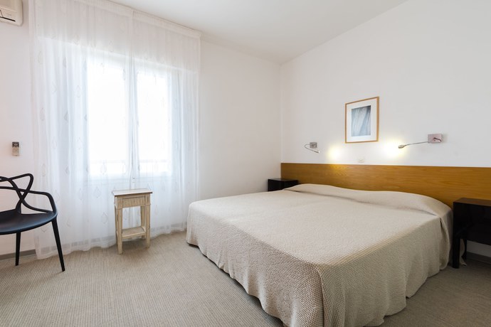 Imagen de la habitación del Hotel H&ocirc;tel Cala di l\'Oru. Foto 4