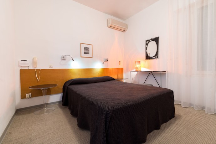 Imagen de la habitación del Hotel H&ocirc;tel Cala di l\'Oru. Foto 14