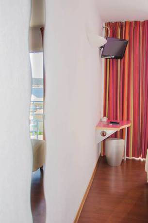 Imagen de la habitación del Hotel H&ocirc;tel California, LE LAVANDOU. Foto 8