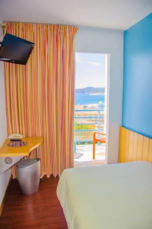 Imagen de la habitación del Hotel H&ocirc;tel California, LE LAVANDOU. Foto 9