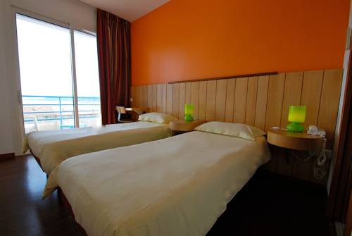 Imagen de la habitación del Hotel H&ocirc;tel California, LE LAVANDOU. Foto 14
