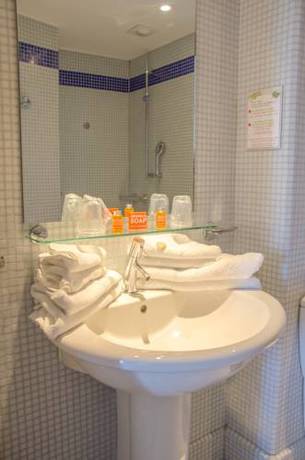 Imagen de la habitación del Hotel H&ocirc;tel California, LE LAVANDOU. Foto 16