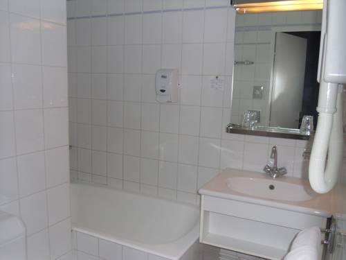 Imagen de la habitación del Hotel H&ocirc;tel Calme Des Pins Spa. Foto 5