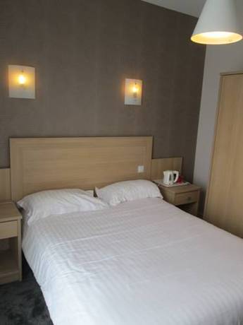 Imagen de la habitación del Hotel H&ocirc;tel Calme Des Pins Spa. Foto 12