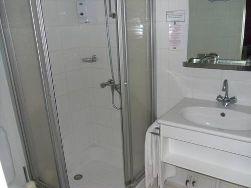 Imagen de la habitación del Hotel H&ocirc;tel Calme Des Pins Spa. Foto 16
