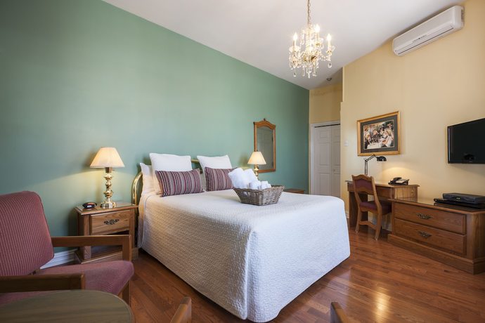 Imagen de la habitación del Hotel H&ocirc;tel Ch&acirc;teau de l\'Argoat. Foto 18