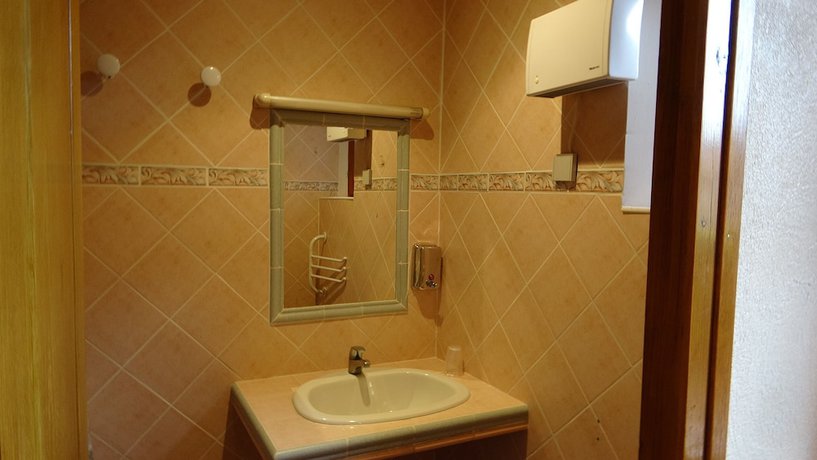 Imagen de la habitación del Hotel H&ocirc;tel Charles. Foto 3