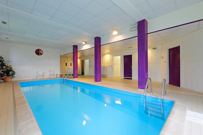 Imagen de la piscina del Hotel H&ocirc;tel Club Le Risoux. Foto 18