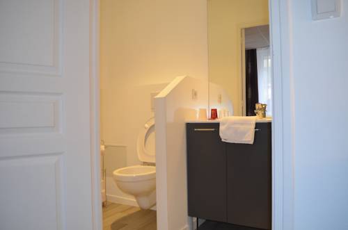 Imagen de la habitación del Hotel H&ocirc;tel De La Croix De Malte. Foto 3
