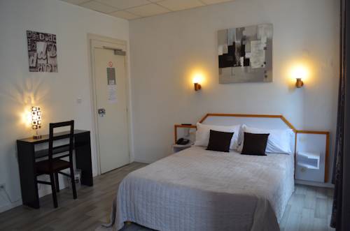 Imagen de la habitación del Hotel H&ocirc;tel De La Croix De Malte. Foto 9