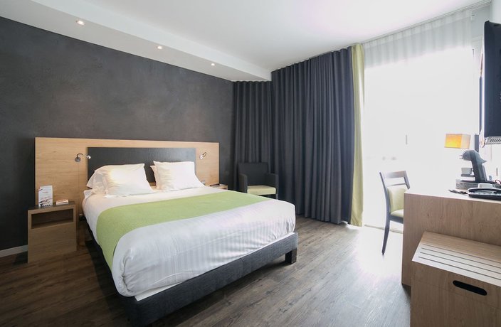 Imagen de la habitación del Hotel H&ocirc;tel De La Lou&eacute;e. Foto 3