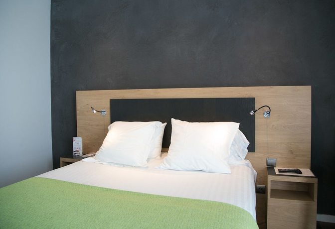 Imagen de la habitación del Hotel H&ocirc;tel De La Lou&eacute;e. Foto 12