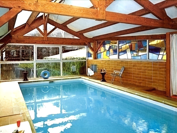 Imagen de la piscina del Hotel H&ocirc;tel De Paris, Poligny. Foto 13