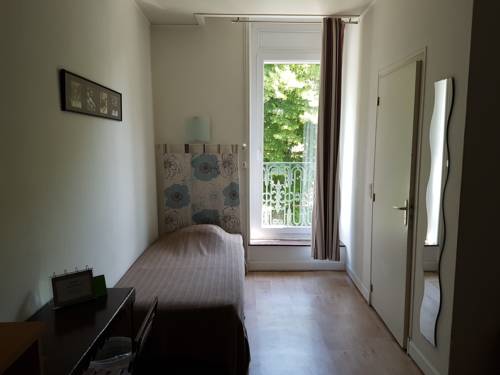 Imagen de la habitación del Hotel H&ocirc;tel Des Po&egrave;tes. Foto 2