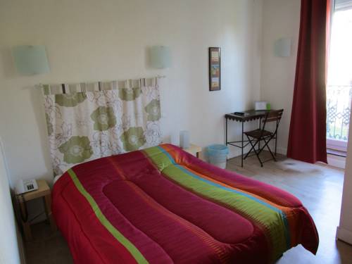 Imagen de la habitación del Hotel H&ocirc;tel Des Po&egrave;tes. Foto 5