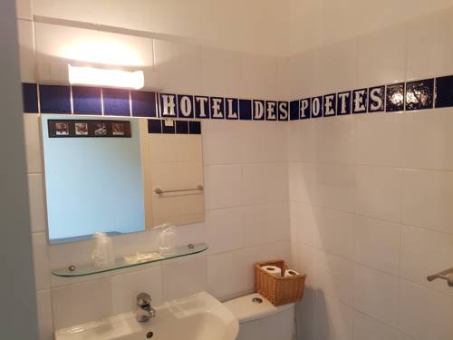 Imagen de la habitación del Hotel H&ocirc;tel Des Po&egrave;tes. Foto 9