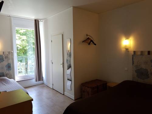 Imagen de la habitación del Hotel H&ocirc;tel Des Po&egrave;tes. Foto 11