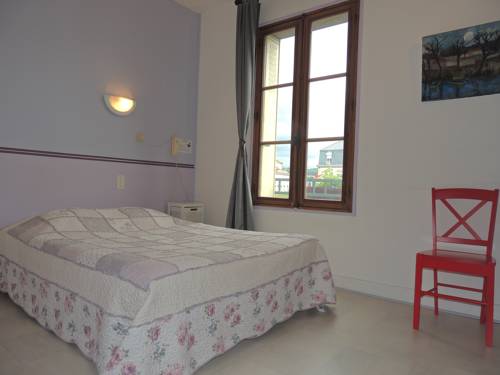 Imagen de la habitación del Hotel H&ocirc;tel Du Commerce, MILLAU. Foto 5