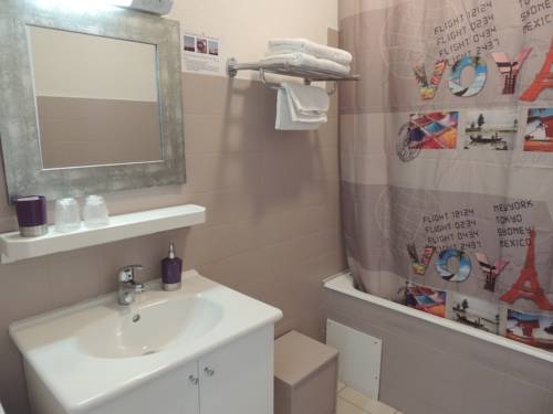 Imagen de la habitación del Hotel H&ocirc;tel Du Commerce, MILLAU. Foto 6