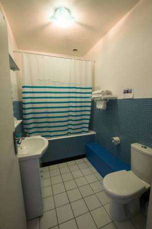 Imagen de la habitación del Hotel H&ocirc;tel Du Commerce, MILLAU. Foto 7