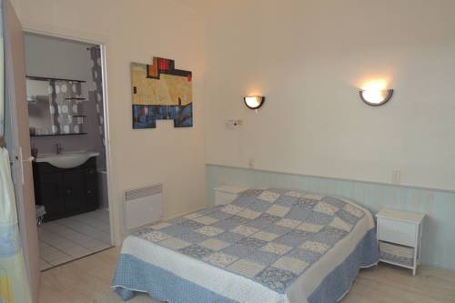 Imagen de la habitación del Hotel H&ocirc;tel Du Commerce, MILLAU. Foto 8