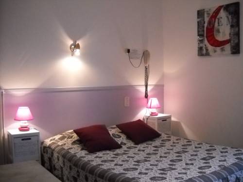 Imagen de la habitación del Hotel H&ocirc;tel Du Commerce, MILLAU. Foto 11