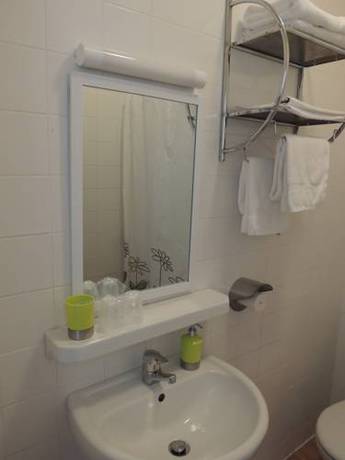 Imagen de la habitación del Hotel H&ocirc;tel Du Commerce, MILLAU. Foto 15