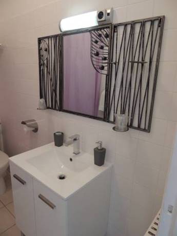 Imagen de la habitación del Hotel H&ocirc;tel Du Commerce, MILLAU. Foto 16