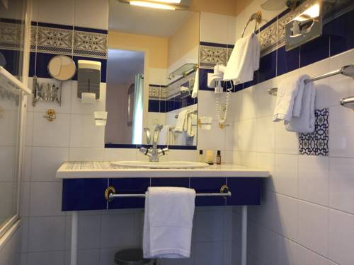 Imagen de la habitación del Hotel Hôtel Du Commerce, MONTAUBAN. Foto 4