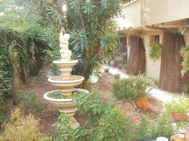 Imagen de los exteriores del Hotel Hôtel Du Tricastin. Foto 17