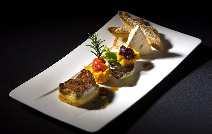 Imagen del bar/restaurante del Hotel H&ocirc;tel Etch&eacute;ma&iuml;t&eacute;. Foto 4