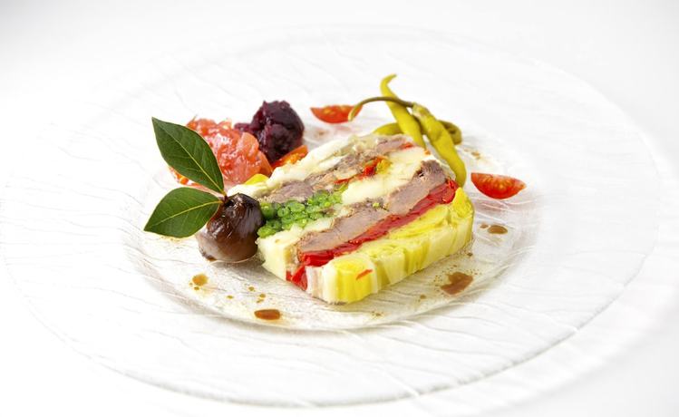 Imagen del bar/restaurante del Hotel H&ocirc;tel Etch&eacute;ma&iuml;t&eacute;. Foto 7