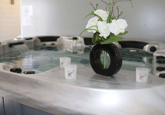 Imagen de la piscina del Hotel H&ocirc;tel Eve. Foto 16