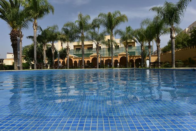 Imagen de la piscina del Hotel H&ocirc;tel Fes Inn And Spa. Foto 19