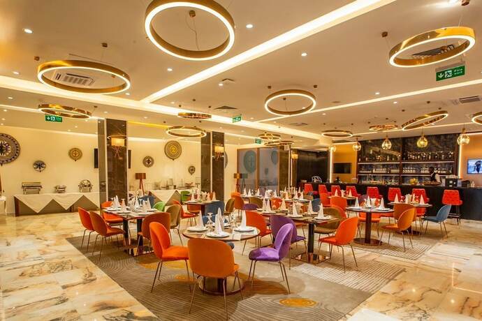 Imagen del bar/restaurante del Hotel H&ocirc;tel Fleur De Lys Point E. Foto 5