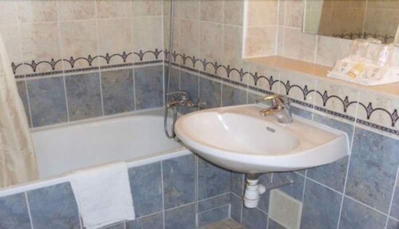 Imagen de la habitación del Hotel H&ocirc;tel Grill Le Coudray-montceaux. Foto 11