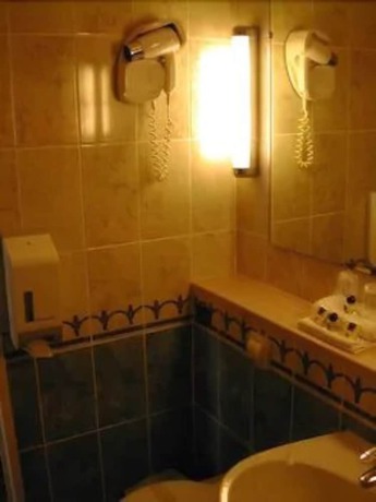 Imagen de la habitación del Hotel H&ocirc;tel Grill Le Coudray-montceaux. Foto 12