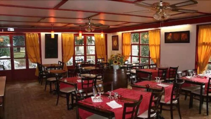 Imagen del bar/restaurante del Hotel H&ocirc;tel Grill Le Coudray-montceaux. Foto 5