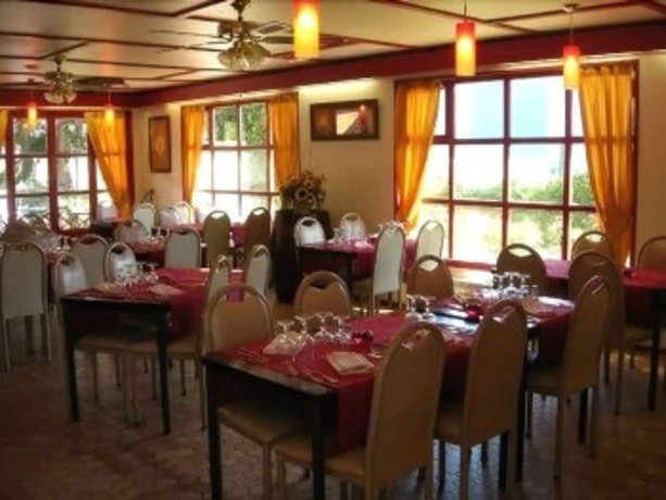 Imagen del bar/restaurante del Hotel H&ocirc;tel Grill Le Coudray-montceaux. Foto 6