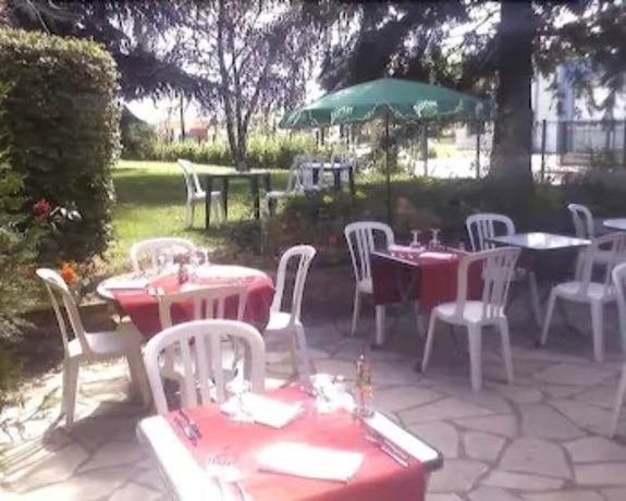 Imagen del bar/restaurante del Hotel H&ocirc;tel Grill Le Coudray-montceaux. Foto 7
