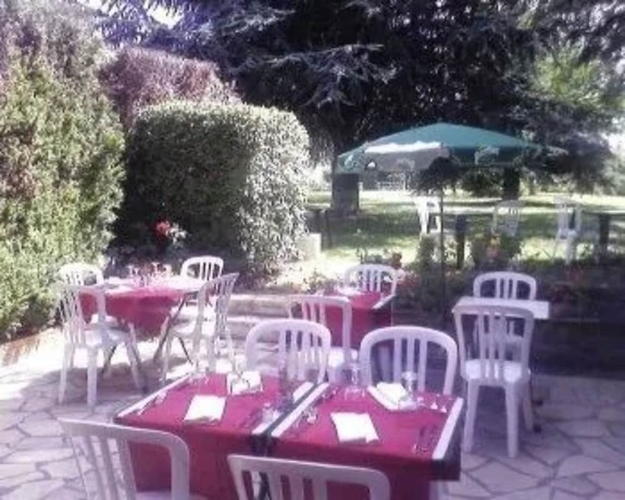 Imagen del bar/restaurante del Hotel H&ocirc;tel Grill Le Coudray-montceaux. Foto 9