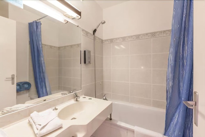 Imagen de la habitación del Hotel H&ocirc;tel Horus. Foto 12