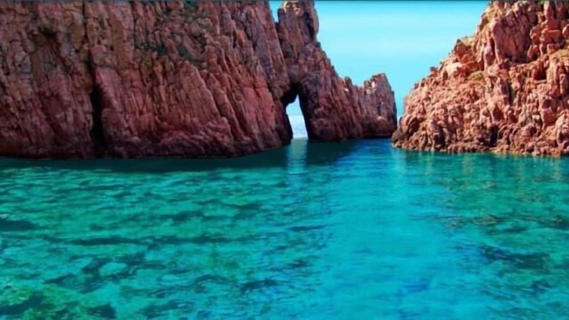 Imagen de la piscina del Hotel H&ocirc;tel Id&eacute;al. Foto 19