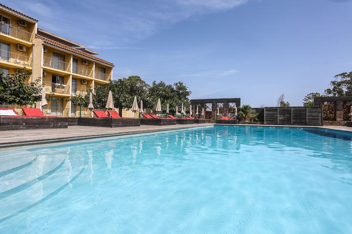 Imagen de la piscina del Hotel H&ocirc;tel Isola. Foto 14