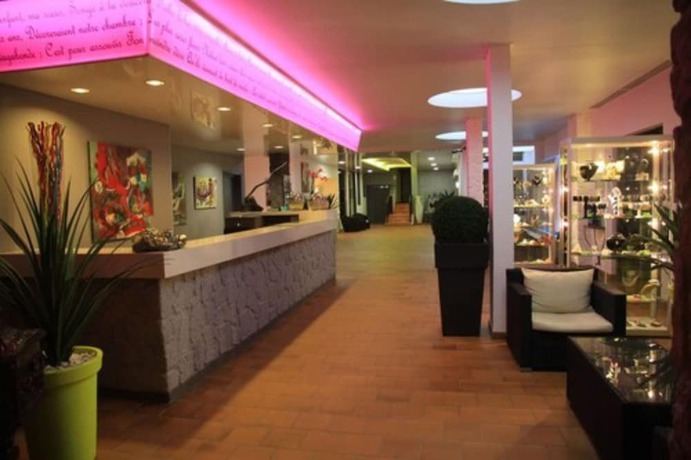 Imagen de los interiores del Hotel H&ocirc;tel Isola. Foto 10
